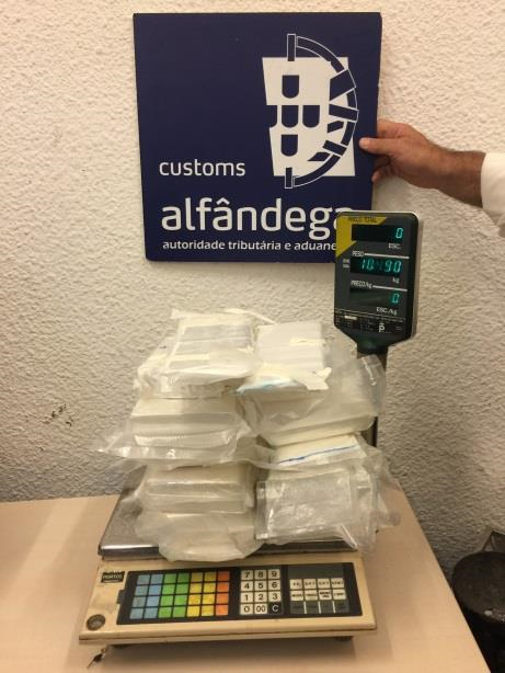 pesagem de sacos de cacaína