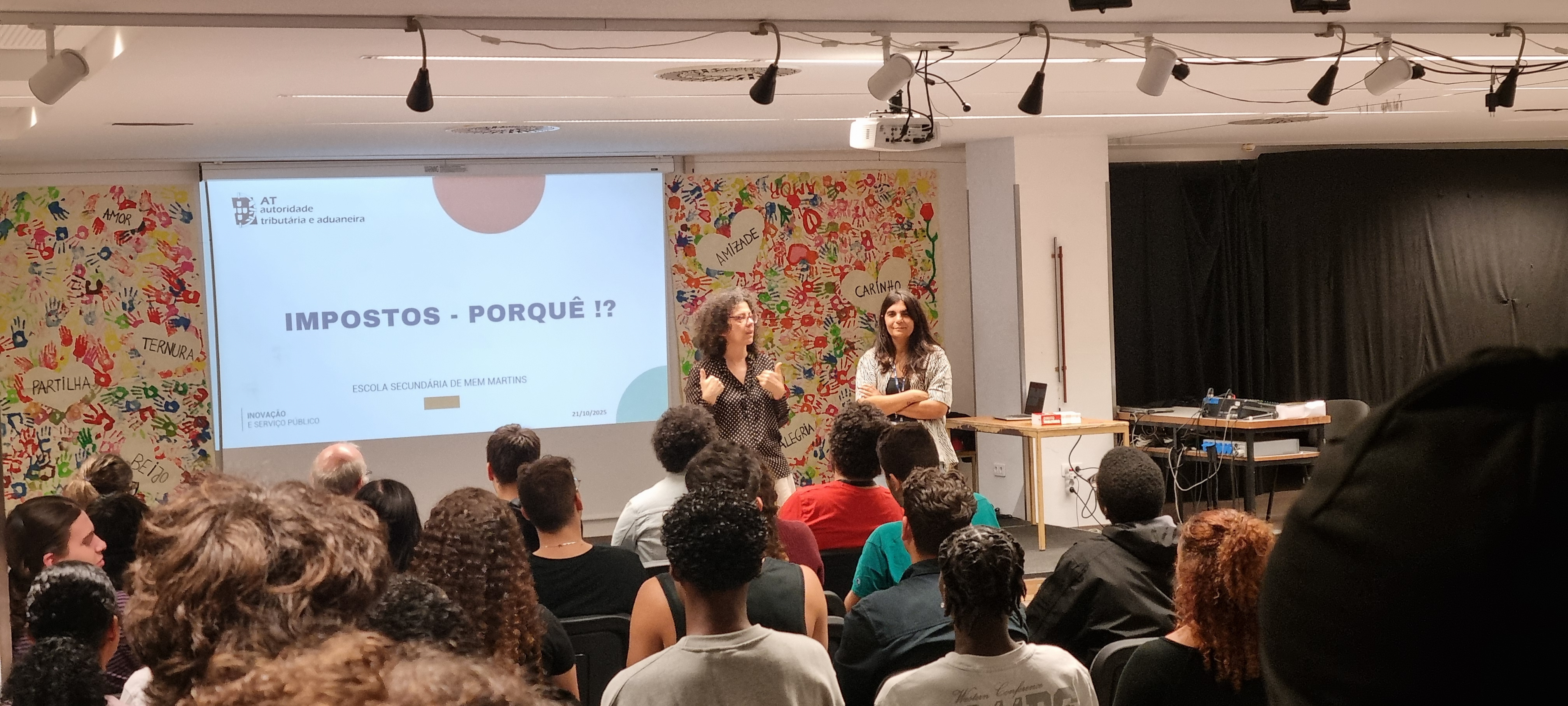 Alunos da ES Mem-Martins a ver a apresentação.